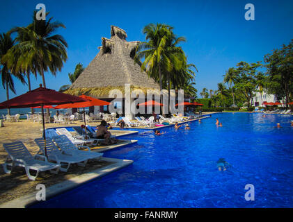Persone per nuotare in un resort piscina mattina in El Salvador. Foto Stock