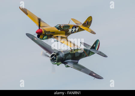 Il Curtiss Hawk modello 75, è stata un American-progettato e costruito degli aerei da caccia degli anni trenta. La P-40 dietro servita nella seconda guerra mondiale Foto Stock