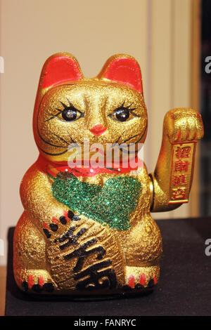 Il maneki-neko è talvolta chiamato anche accogliente cat, Lucky cat, denaro cat, Happy cat, indicandovi cat o fortune cat. Foto Stock