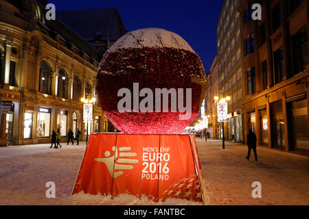 Swidnicka street, Wroclaw, Polonia. Il logo del 2016 EHF Unione di Pallamano campionato a Swidnicka street nel centro di Wroclaw, uno del torneo Città ospitanti Credito: Piotr Zajac/Alamy Live News Foto Stock