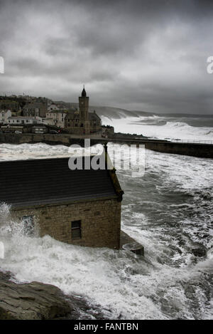 Cornwall, Regno Unito. Il 2 gennaio, 2016. Regno Unito: Meteo Porthleven è una città e parrocchia civile e porto di pesca vicino a Helston in Cornovaglia, Inghilterra, Regno Unito. 02-01-2016 la mattina presto storm Credito: kathleen bianco/Alamy Live News Foto Stock