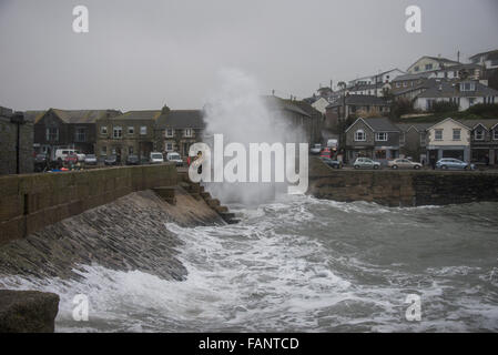 Cornwall, Regno Unito. Il 2 gennaio, 2016. Regno Unito: Meteo Porthleven è una città e parrocchia civile e porto di pesca vicino a Helston in Cornovaglia, England, Regno Unito.un altro nubifragio percosse 02-01-2016 Credito: kathleen bianco/Alamy Live News Foto Stock