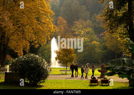 Bad Liebenzell i giardini del centro termale e una fontana, la Foresta Nera settentrionale, Baden-Württemberg, Germania Foto Stock