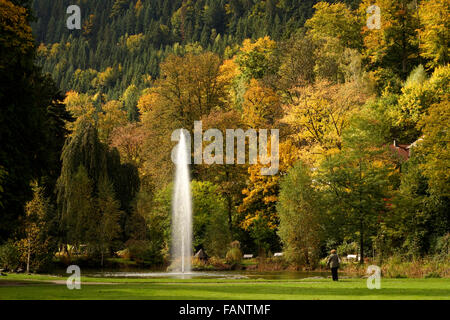 Bad Liebenzell i giardini del centro termale e una fontana, la Foresta Nera settentrionale, Baden-Württemberg, Germania Foto Stock