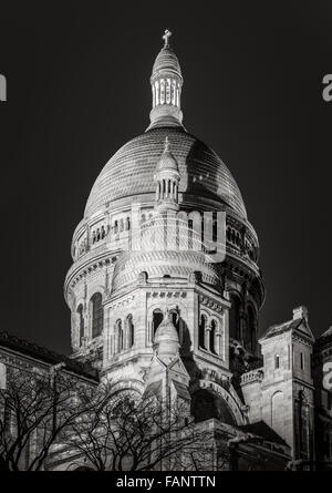 In bianco e nero consente di visualizzare delle cupole della basilica del Sacre Coeur (Sacro Cuore) illuminata di notte a Montmartre, Paris, Francia. Foto Stock