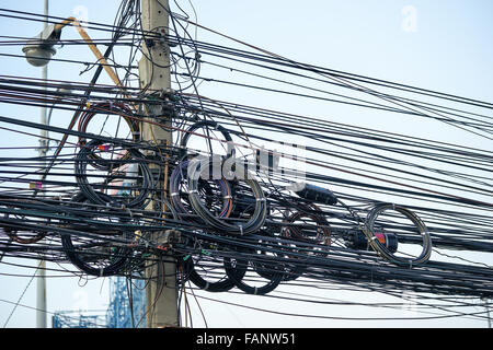Confuso i cavi e i fili elettrici sul polo elettrico Foto Stock