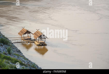 Zattera di bambù nel fiume Mekong Foto Stock