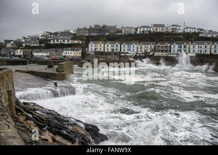 Cornwall, Regno Unito. Il 2 gennaio, 2016. Regno Unito: Meteo Porthleven è una città e parrocchia civile e porto di pesca vicino a Helston in Cornovaglia, England, Regno Unito.un altro nubifragio percosse 02-01-2016 Credito: kathleen bianco/Alamy Live News Foto Stock