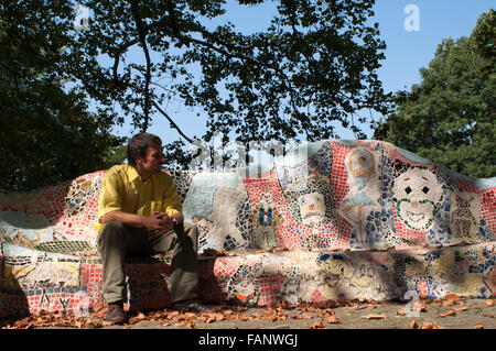 Morningside Park di New York City. Alberi, muro di pietra, prato, lampada post e percorso in Manhattan di mattina lato parco sulla upper west side di New York City, Harlem. Foto Stock