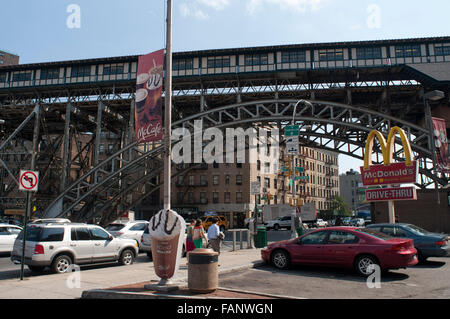 Harlem NYC (125th Street Subway Station e McDonald's Arch) Broadway e W 125th Street, New York City, Stati Uniti d'America Foto Stock