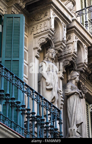 Facciata con balcone, edificio di architettura dettaglio, Art Nouveau, quartiere Eixample, Barcellona, in Catalogna, Spagna Foto Stock