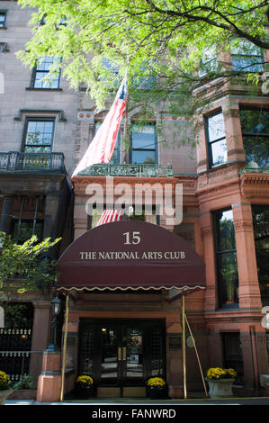 Una bandiera americana vola fuori del National Arts Club di Gramercy Park, New York City Foto Stock