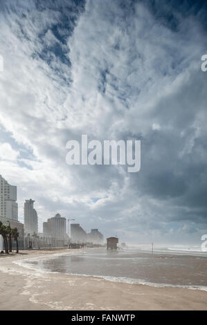 Israele, Tel Aviv, paesaggio urbano riprese dalla spiaggia - tempeste Foto Stock