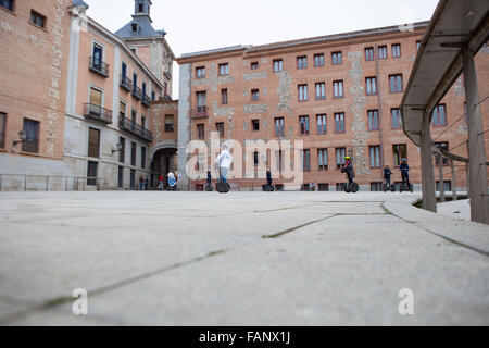 MADRID, Spagna - 7 dicembre 2015: Turisti escursioni su Segway Tour di Madrid, città vecchia, Spagna Foto Stock