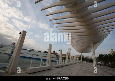 El Muelle Dos waterfront e sviluppo presso il porto, conosciuta come El Palmeral de las Sorpresas, in Malaga, Andalusia, Spagna. Foto Stock