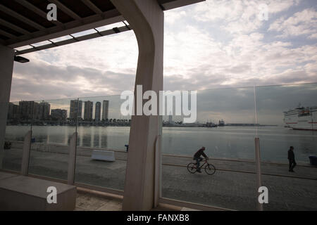 El Muelle Dos waterfront e sviluppo presso il porto, conosciuta come El Palmeral de las Sorpresas, in Malaga, Andalusia, Spagna. Foto Stock