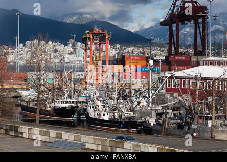 Le navi da pesca e le gru del contenitore nella zona portuale di Vancouver, Canada Foto Stock