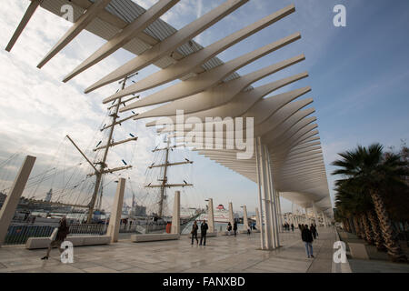 El Muelle Dos waterfront e sviluppo presso il porto, conosciuta come El Palmeral de las Sorpresas, in Malaga, Andalusia, Spagna. Foto Stock