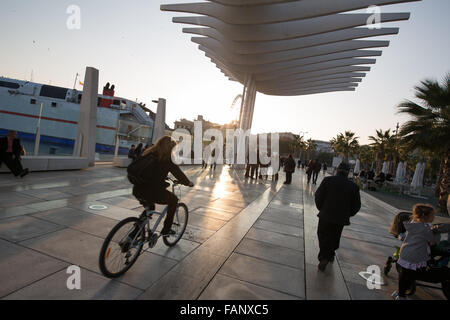 El Muelle Dos waterfront e sviluppo presso il porto, conosciuta come El Palmeral de las Sorpresas, in Malaga, Andalusia, Spagna. Foto Stock