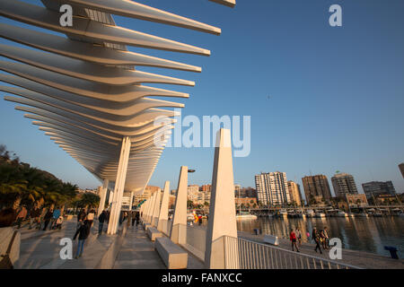 El Muelle Dos waterfront e sviluppo presso il porto, conosciuta come El Palmeral de las Sorpresas, in Malaga, Andalusia, Spagna. Foto Stock