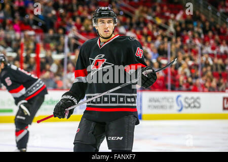 Dic. 31, 2015 - Carolina Hurricanes centro Victor Rask (49) durante il gioco NHL tra capitali di Washington e Carolina Hurricanes al PNC Arena. © Andy Martin Jr./ZUMA filo/Alamy Live News Foto Stock