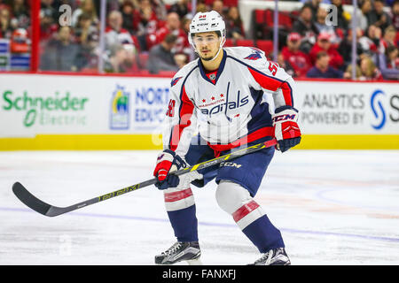 Dic. 31, 2015 - Washington capitelli defenceman Connor Carrick (58) durante il gioco NHL tra capitali di Washington e Carolina Hurricanes al PNC Arena. © Andy Martin Jr./ZUMA filo/Alamy Live News Foto Stock