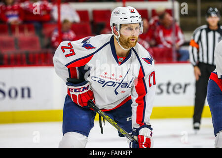 Dic. 31, 2015 - Washington capitelli defenceman Karl Alzner (27) durante il gioco NHL tra capitali di Washington e Carolina Hurricanes al PNC Arena. © Andy Martin Jr./ZUMA filo/Alamy Live News Foto Stock