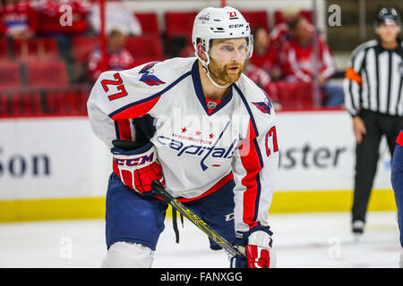 Dic. 31, 2015 - Washington capitelli defenceman Karl Alzner (27) durante il gioco NHL tra capitali di Washington e Carolina Hurricanes al PNC Arena. © Andy Martin Jr./ZUMA filo/Alamy Live News Foto Stock