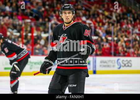 Dic. 31, 2015 - Carolina Hurricanes centro Victor Rask (49) durante il gioco NHL tra capitali di Washington e Carolina Hurricanes al PNC Arena. © Andy Martin Jr./ZUMA filo/Alamy Live News Foto Stock