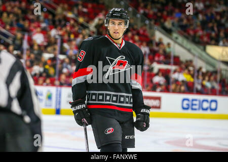 Dic. 31, 2015 - Carolina Hurricanes centro Victor Rask (49) durante il gioco NHL tra capitali di Washington e Carolina Hurricanes al PNC Arena. © Andy Martin Jr./ZUMA filo/Alamy Live News Foto Stock