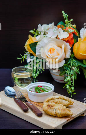 Curry pasta sfoglia con salsa dolce sul piatto di legno Foto Stock