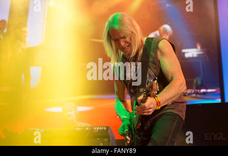 Il chitarrista Steve Morse della rock band Deep Purple, in concerto a Monaco di Baviera, Germania Foto Stock