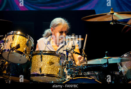 Il batterista Ian Paice dei Deep Purple rock band durante il concerto di Monaco di Baviera, Germania Foto Stock