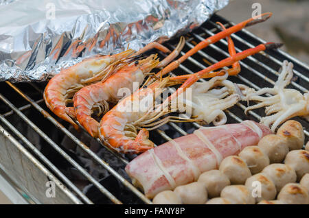 Gamberi alla griglia , squid sulla griglia fiammeggianti , barbeque a base di pesce Foto Stock