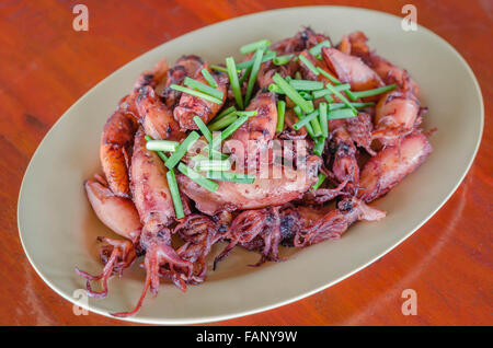 Piastra del saltata di piccoli calamari fritti con aglio e salsa Foto Stock