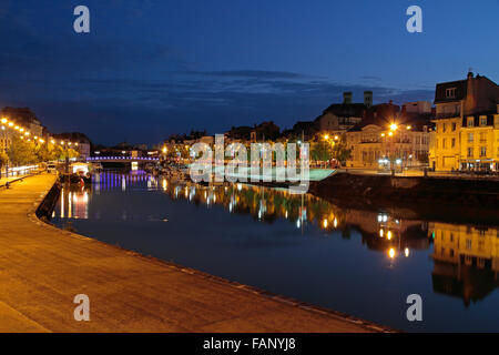 Tempo di notte vista della banchina principale attraverso il Fiume Mosa a Verdun, Meuse, Lorena, Francia. Foto Stock