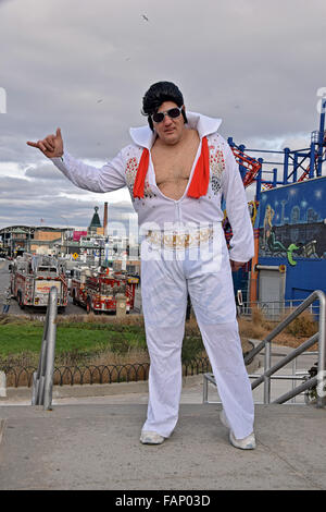 Uomo vestito in costume di Elvis durante la sfilata di Carnevale nel  Derbyshire village di Bakewell Peak District Inghilterra Foto stock - Alamy