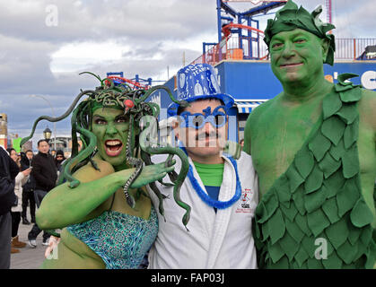 3 persone in costumi elaborati sul lungomare di Coney Island sui nuovi anni prima l'orso polare club di nuoto. Foto Stock