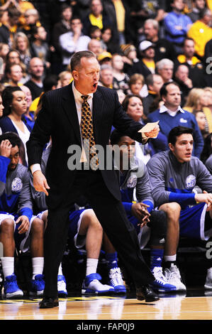 Wichita, Kansas, Stati Uniti d'America. 31 Dic, 2015. Drake Bulldogs head coach Ray Giacoletti grida istruzioni come egli guarda il suo gioco delle note durante il NCAA pallacanestro tra il Drake Bulldogs e Wichita State Shockers a Charles Koch Arena di Wichita, Kansas. Kendall Shaw/CSM/Alamy Live News Foto Stock