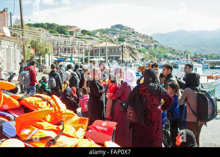 Rifugiati siriani e famiglie di immigrati appena arrivati nella città di Molyvos, sull'isola di Lesbos Grecia, con barche gonfiabili Foto Stock