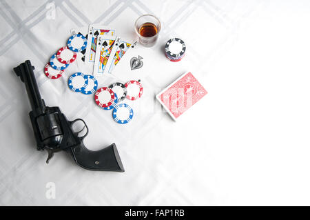 Il vecchio west gioco di poker con sei sparatutto, whiskey, carte chip e. Un royal flush mostra Foto Stock