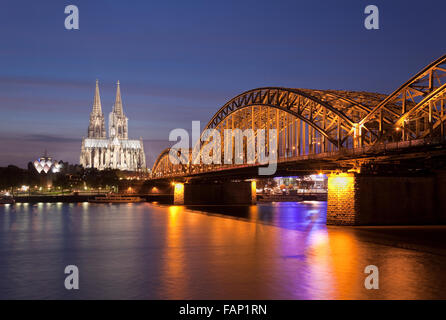 La cattedrale di Colonia con il fiume Reno e Hohenzollern Brucke (ponte), Colonia, Westfalia, Germania Foto Stock