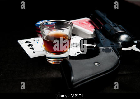 Il vecchio west gioco di poker con sei sparatutto, whiskey, carte chip e. Un royal flush mostra Foto Stock