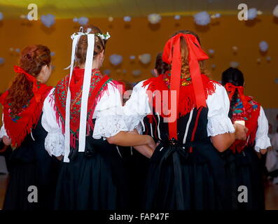 Giovani donne danzanti nel tradizionale abito folk sulla festa di matrimonio cerimonia Foto Stock