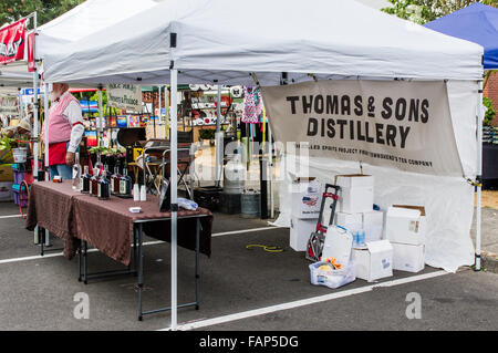 Thomas & Sons distilleria stand al mercato degli agricoltori, Beaverton, Oregon, Stati Uniti d'America Foto Stock