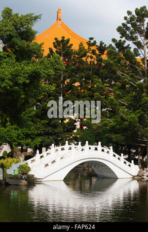 Il ponte e il Teatro Nazionale di Piazza della Libertà (anche Piazza della Libertà) giardino, Taipei, Taiwan Foto Stock