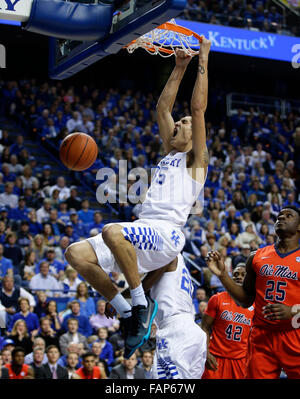 Lexington, KY, Stati Uniti d'America. Il 2 gennaio, 2016. Kentucky Wildcats avanti Derek Willis (35) è venuto dal nulla per un follow up dunk come Kentucky giocato Ole Miss sabato 2 gennaio 2016 in Lexington, KY. Credito: Lexington Herald-Leader/ZUMA filo/Alamy Live News Foto Stock