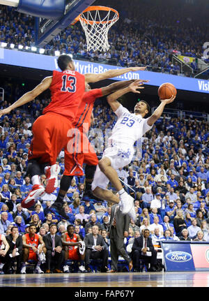 Lexington, KY, Stati Uniti d'America. Il 2 gennaio, 2016. Kentucky Wildcats guard Jamal Murray (23) messo in alcuni dei suoi 11 prima metà punti come il Kentucky ha giocato Ole Miss sabato 2 gennaio 2016 in Lexington, KY. Credito: Lexington Herald-Leader/ZUMA filo/Alamy Live News Foto Stock