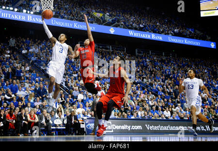 Lexington, KY, Stati Uniti d'America. Il 2 gennaio, 2016. Kentucky Wildcats guard Tyler Ulis (3) messo in due team alta 20 punti come Kentucky sconfitto Ole Miss 83-61 sabato 2 gennaio 2016 in Lexington, KY. Credito: Lexington Herald-Leader/ZUMA filo/Alamy Live News Foto Stock