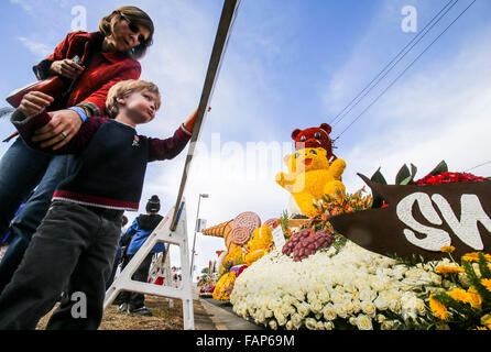 Pasadena, Stati Uniti d'America. Il 2 gennaio, 2016. La gente visita il 127Rose Parade vetrina di galleggianti a Pasadena, in California, negli Stati Uniti, gennaio 2, 2016. Credito: Zhao Hanrong/Xinhua/Alamy Live News Foto Stock